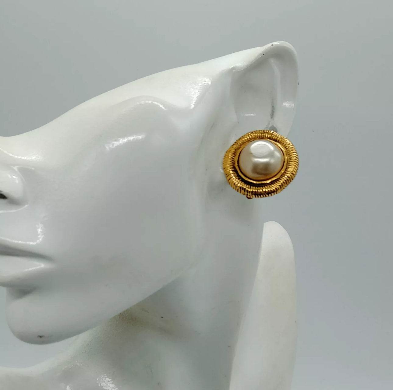 Chanel Earrings Beiges in excellent condition mint - Luxbrandz