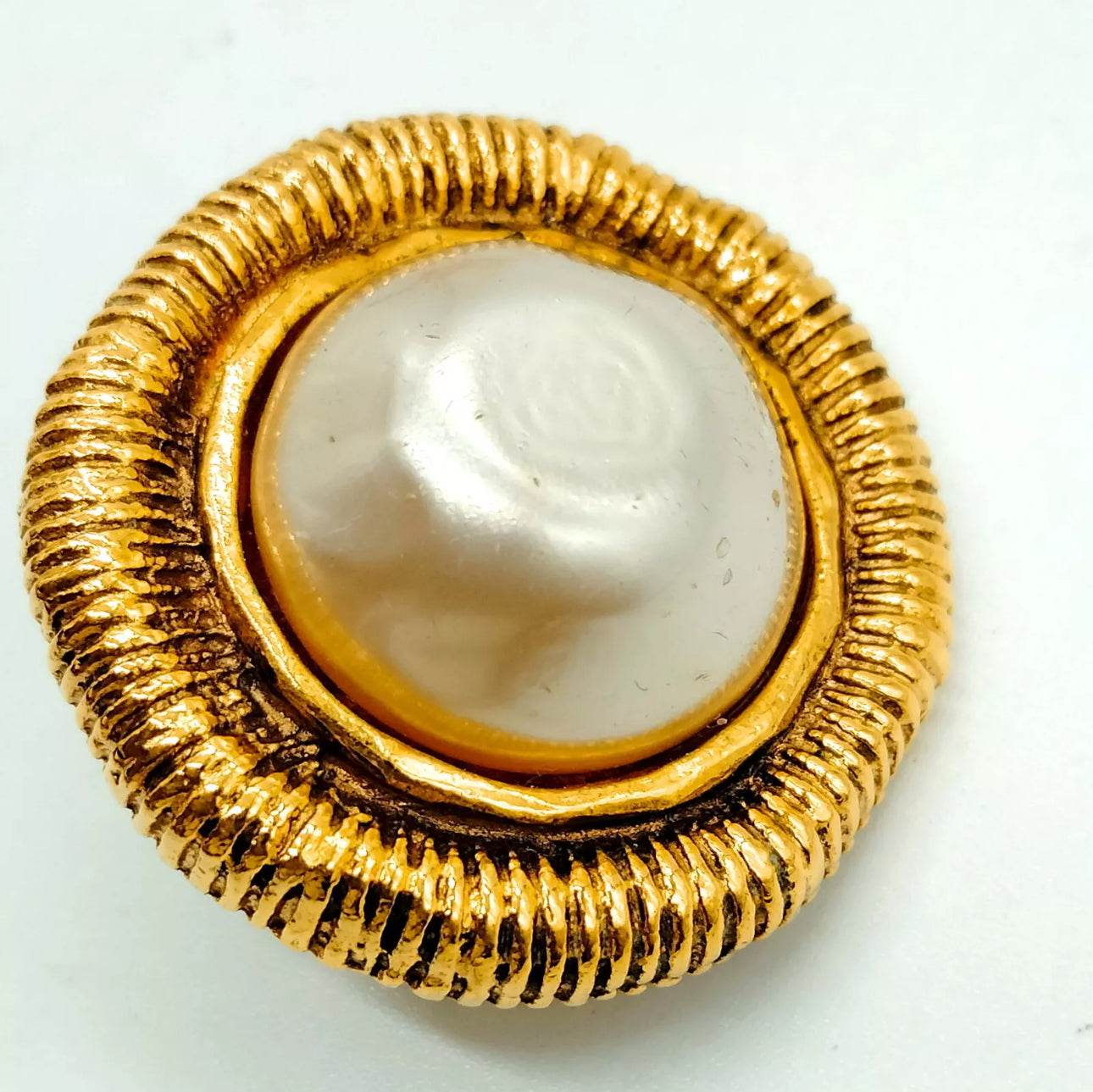 Chanel Earrings Beiges in excellent condition mint - Luxbrandz