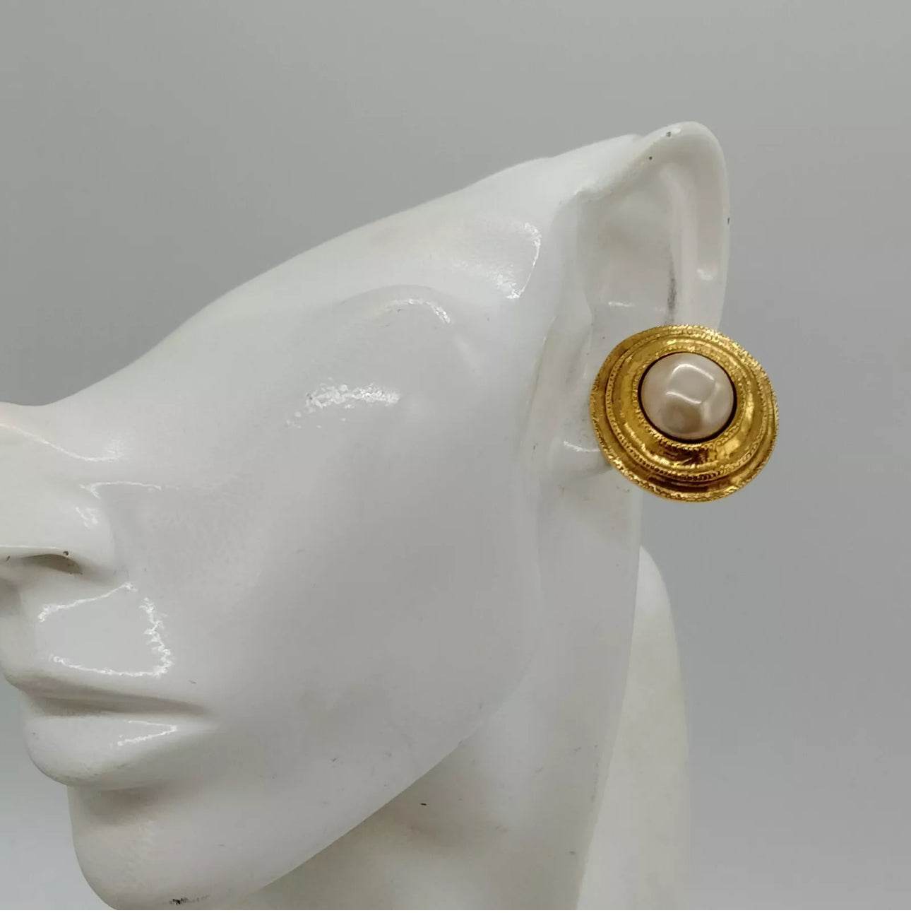 Chanel Earrings Beiges in excellent condition mint - Luxbrandz