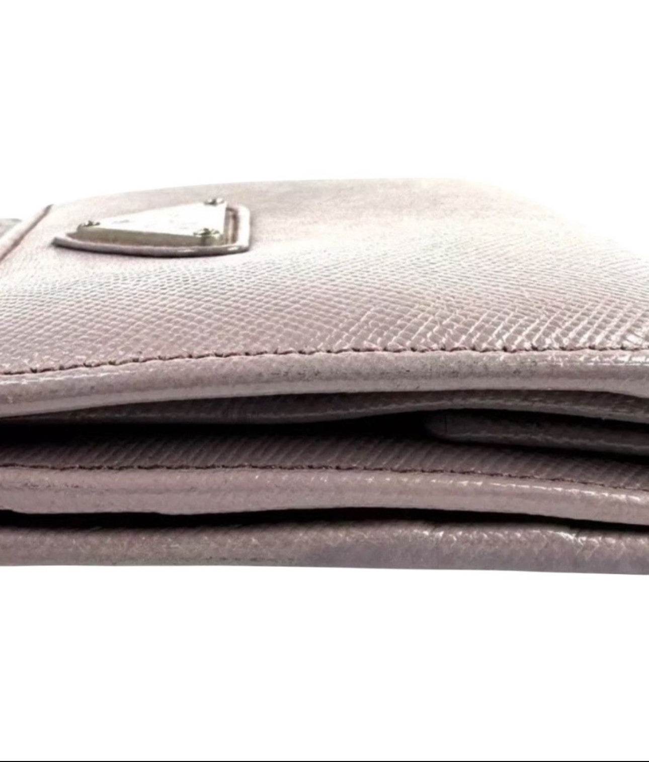 Prada Safiano Leather Pink Wallet for women in excellent used condition with Tra-angular metal Prada Logo - Luxbrandz