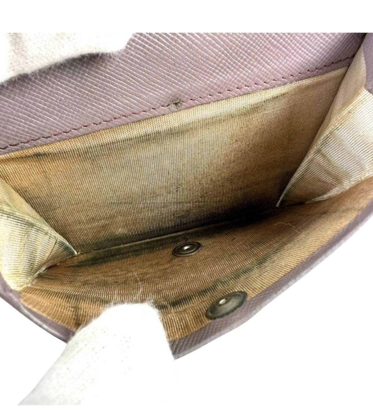 Prada Safiano Leather Pink Wallet for women in excellent used condition with Tra-angular metal Prada Logo - Luxbrandz