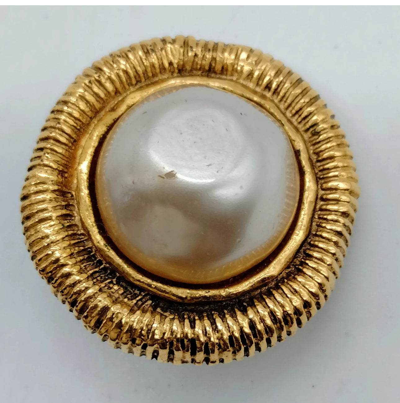 Chanel Earrings Beiges in excellent condition mint - Luxbrandz