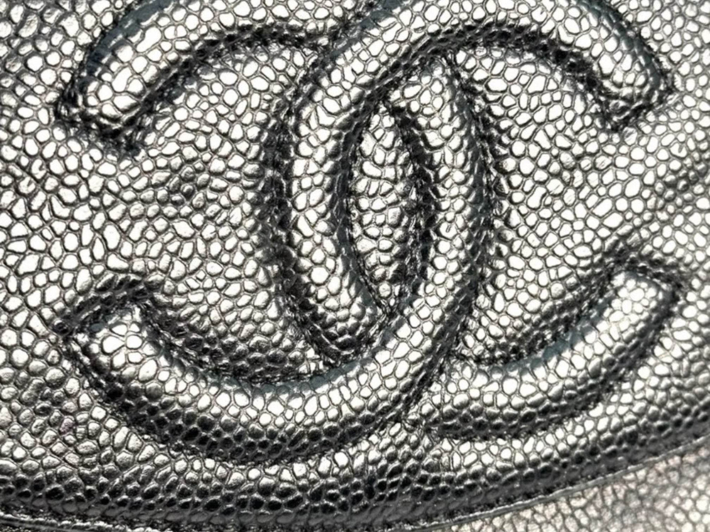 CHANEL Wallet BIfold Caviar Skin CoCo Mark in excellent used condition - Luxbrandz