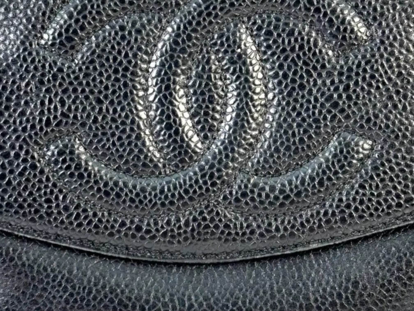 CHANEL Wallet BIfold Caviar Skin CoCo Mark in excellent used condition - Luxbrandz