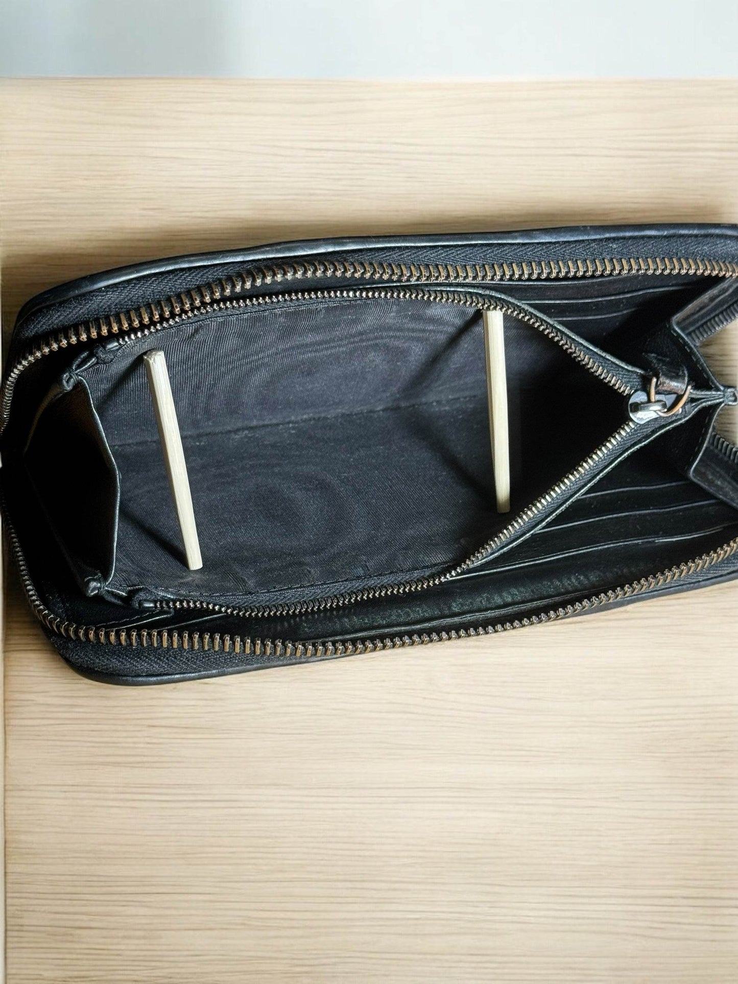 Intrecciato Piccolo Zip Around Wallet in NWOT Condition in soft Lambskinn black - Luxbrandz