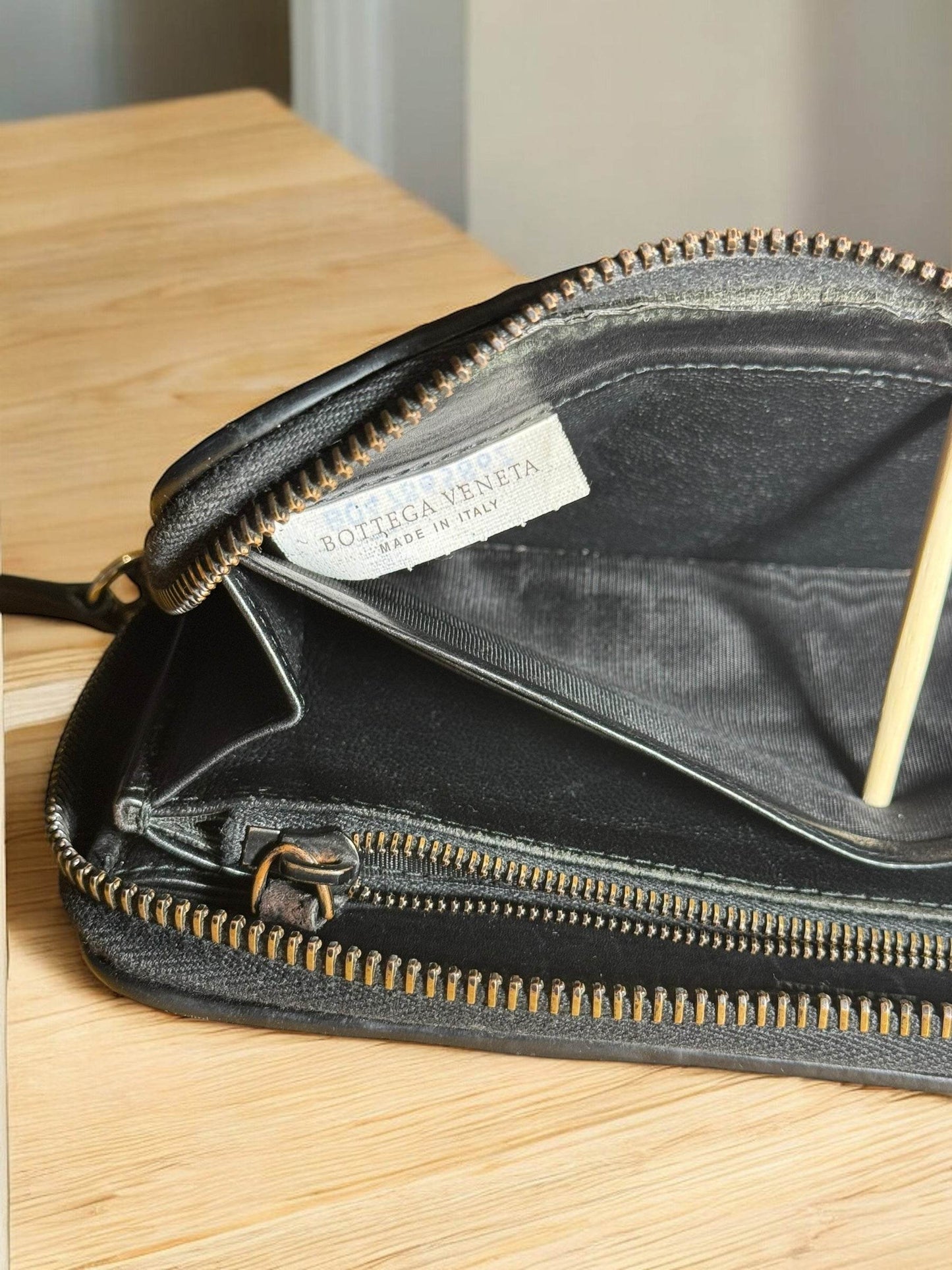 Intrecciato Piccolo Zip Around Wallet in NWOT Condition in soft Lambskinn black - Luxbrandz