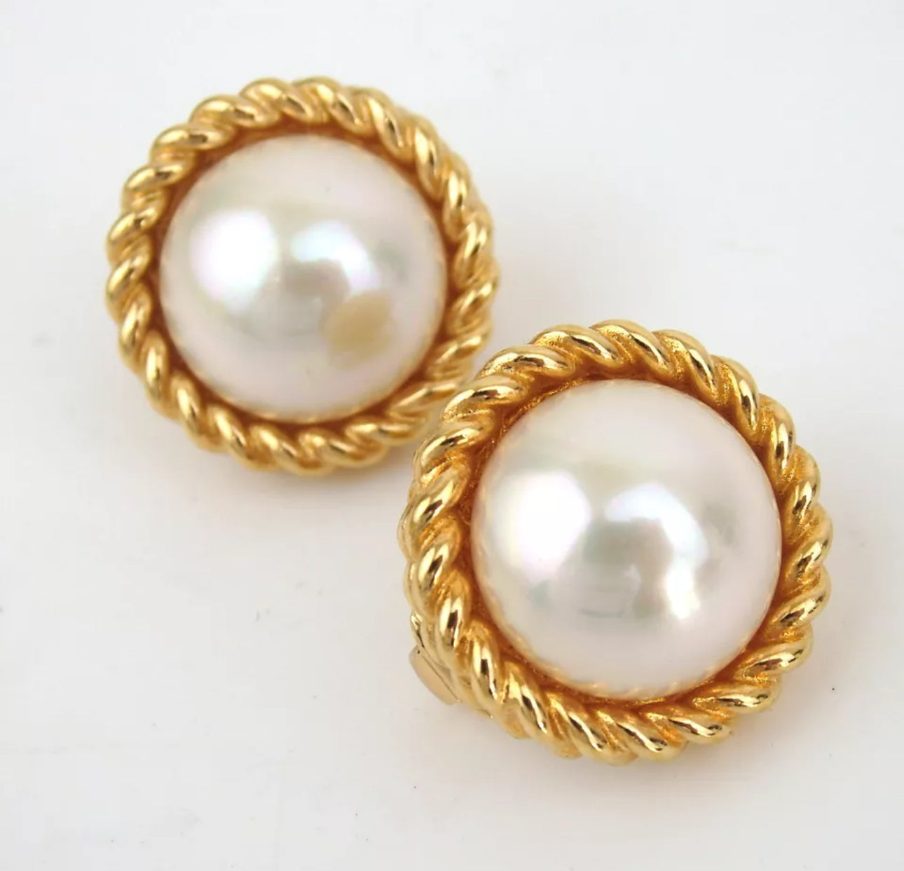 Christian Dior studded earring white pearl in the center in excellent condition.