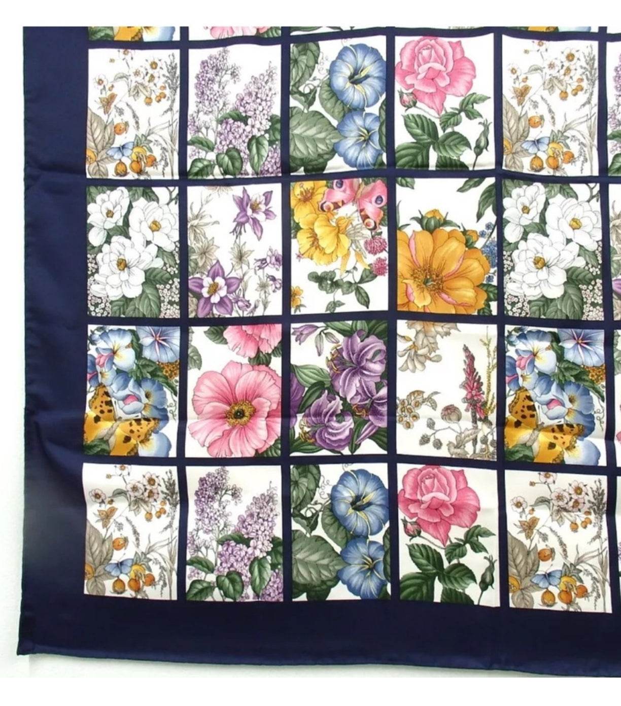 Gucci Silk Scarf for women Floral Design New Without Tags - Luxbrandz
