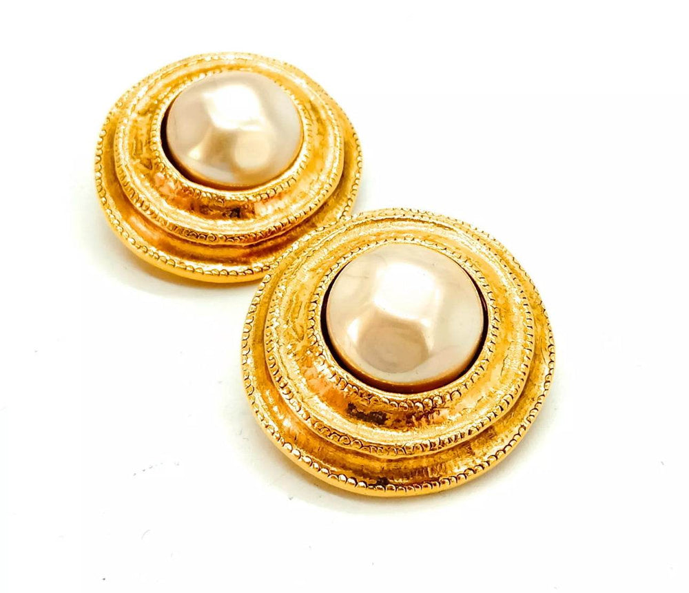 Chanel Earrings Beiges in excellent condition mint