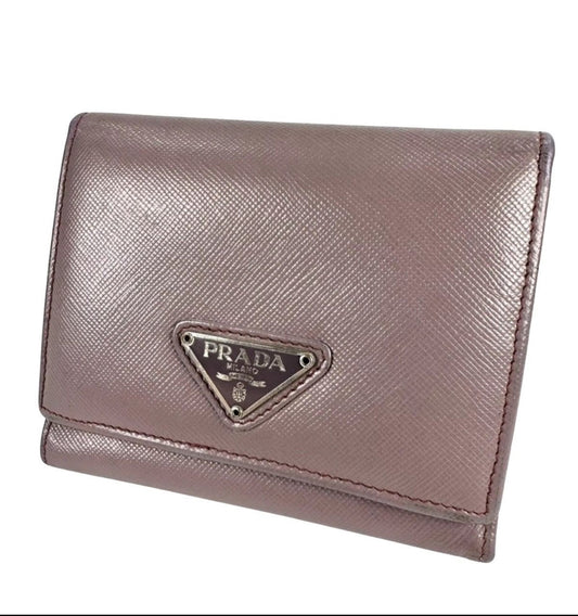 Prada Safiano Leather Pink Wallet for women in excellent used condition with Tra-angular metal Prada Logo - Luxbrandz