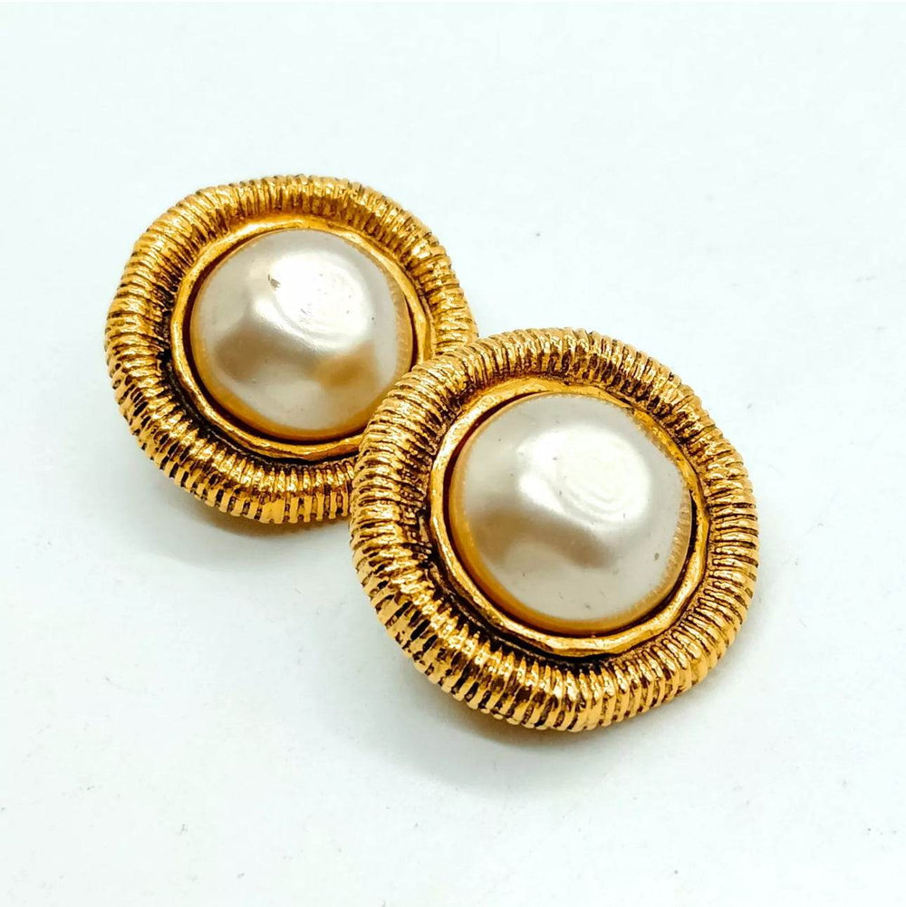 Chanel Earrings Beiges in excellent condition mint