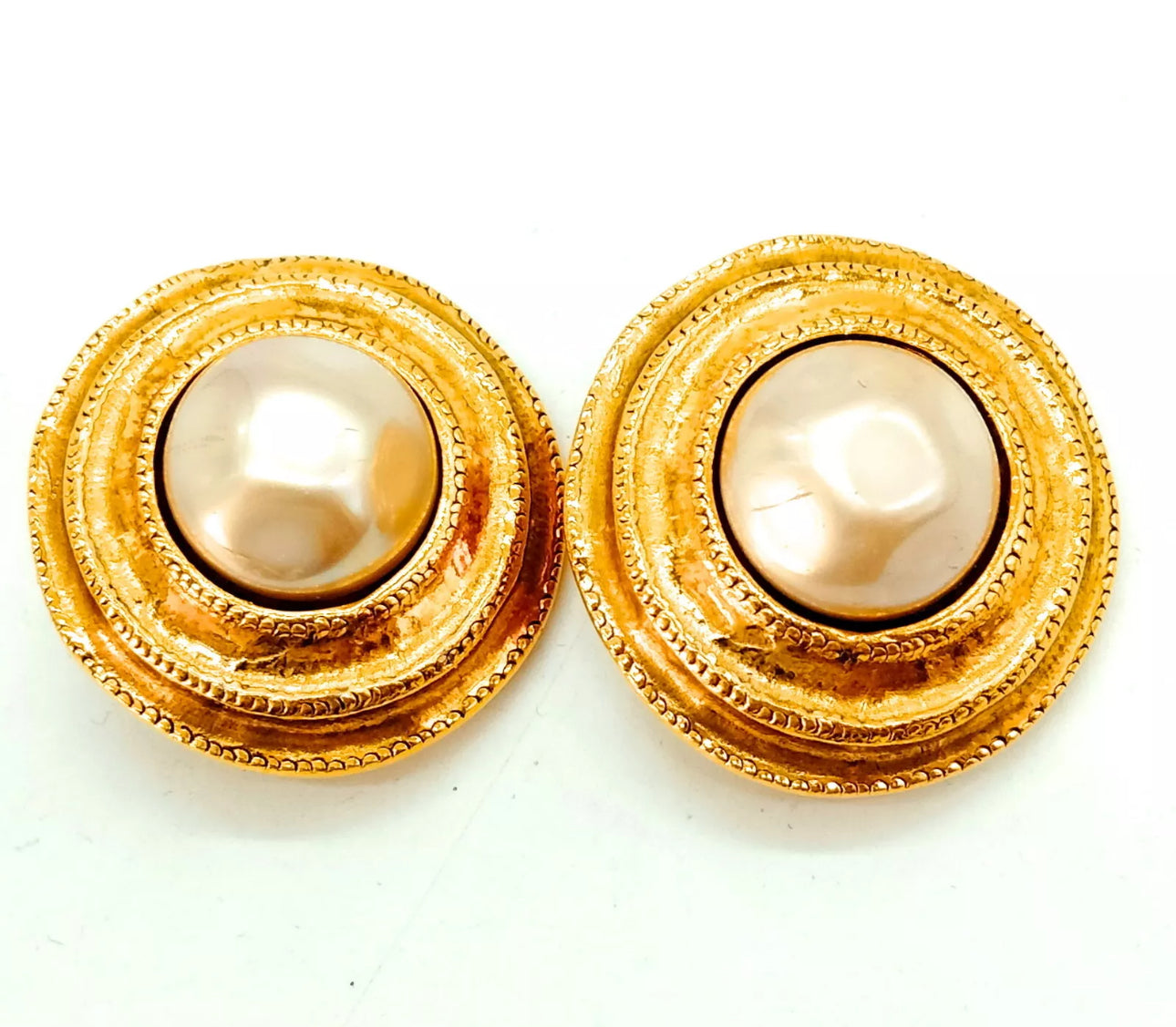 Chanel Earrings Beiges in excellent condition mint