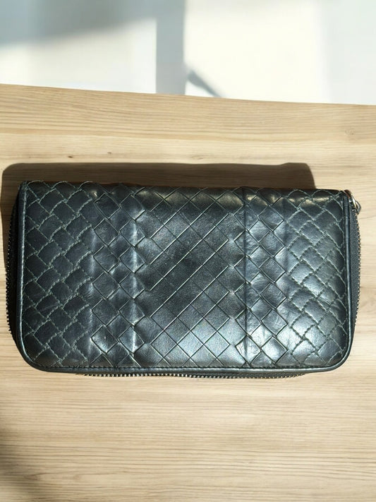 Intrecciato Piccolo Zip Around Wallet in NWOT Condition in soft Lambskinn black - Luxbrandz